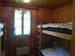 Zimmer mit 2 Etagenbetten und einem Fenster in der Unterkunft La Montagnette in Chateau-d'Oex
