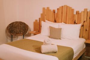 Rúm í herbergi á Enigmatic Hotel Experience