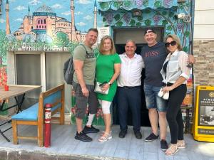 un grupo de personas posando para una foto frente a un edificio en Happy Suite Boutique Hotel, en Estambul