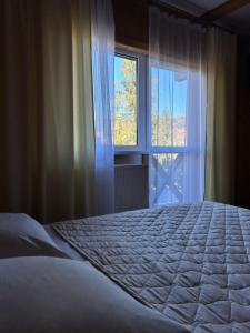 Un dormitorio con una cama grande y una ventana en Respect en Mykulychyn