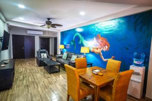 TV a/nebo společenská místnost v ubytování Brisas Del Mar Beach + Dive Resort