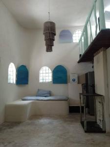 une chambre avec un lit dans une pièce avec des fenêtres dans l'établissement If you enjoy nature, La Antigua is the place, à Leona Vicario