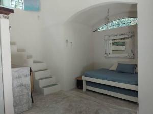 une petite chambre avec un lit et un escalier dans l'établissement If you enjoy nature, La Antigua is the place, à Leona Vicario