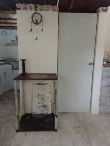 une pièce avec une porte blanche et un banc en bois dans l'établissement If you enjoy nature, La Antigua is the place, à Leona Vicario