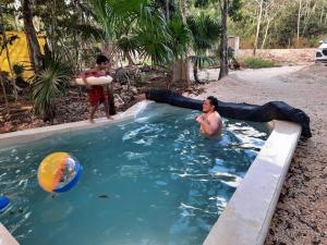 un homme allongé dans une piscine avec un ballon dans l'établissement If you enjoy nature, La Antigua is the place, à Leona Vicario