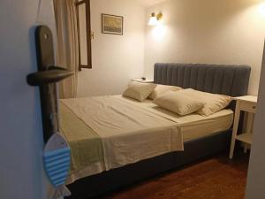 Postel nebo postele na pokoji v ubytování Apartments by the sea Maslinica, Solta - 772