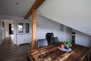 Χώρος καθιστικού στο Bimax Neu renovierte, gemütl. 4 Zimmer Dachwohnung +7 φωτογραφίες