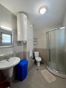 een badkamer met een toilet, een wastafel en een douche bij Бяла Виста Бийч Апартментс B - Byala Vista Beach Apartments B in Byala