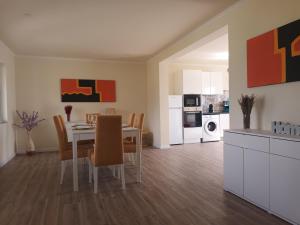 São MateusにあるCasa do Capitão-Morのテーブルと椅子のあるキッチンとダイニングルーム