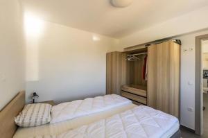 Postel nebo postele na pokoji v ubytování Kayzo Luxury Apartment With Pool + 3 fotografie