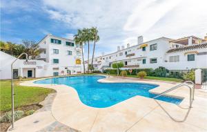 Bazén v ubytování 1 Bedroom Nice Apartment In Benalmádena nebo v jeho okolí