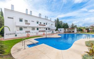 Bazén v ubytování 1 Bedroom Nice Apartment In Benalmádena nebo v jeho okolí