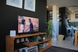 TV a/nebo společenská místnost v ubytování 77 On Independence Apartments