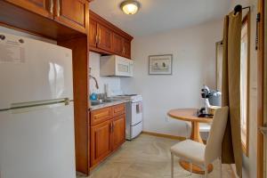 Kuchyň nebo kuchyňský kout v ubytování Westerly Motel