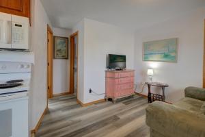 TV a/nebo společenská místnost v ubytování Westerly Motel