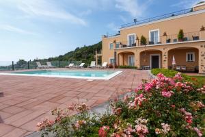 Bazén v ubytování B&B Villa Etelka nebo v jeho okolí