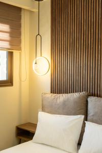 ein Schlafzimmer mit einem Bett mit zwei weißen Kissen in der Unterkunft Golden View with Balcony in Ammoudara