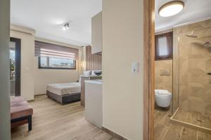 ein Zimmer mit Bad und ein Schlafzimmer mit Bett in der Unterkunft Golden View with Balcony in Ammoudara + 7 Fotos