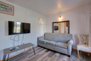 Televiisor ja/või meelelahutuskeskus majutusasutuses Westerly Motel