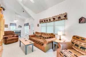 Φωτογραφία από το άλμπουμ του Secluded Cabin with Porch - 7 Miles to Lake Chatuge! σε Hayesville