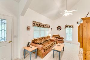 Φωτογραφία από το άλμπουμ του Secluded Cabin with Porch - 7 Miles to Lake Chatuge! σε Hayesville