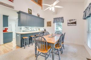 Φωτογραφία από το άλμπουμ του Secluded Cabin with Porch - 7 Miles to Lake Chatuge! σε Hayesville