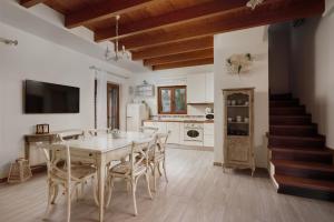 Kuchyňa alebo kuchynka v ubytovaní Villa Paradissi in Crete + 34 fotografií