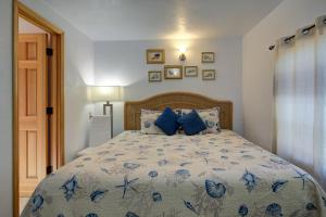 Un dormitorio con una cama con flores azules. en Westerly Motel en Ocean Shores