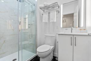 Koupelna v ubytování Luxe DownTown King Suite + 6 fotografií