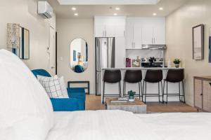 Kuchyň nebo kuchyňský kout v ubytování Luxe DownTown King Suite