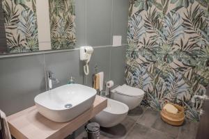 un baño con lavabo e inodoro en Case Vacanze Villa Patrizia, en Marinella di Selinunte 35 fotos más