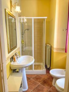Un baño con lavabo, ducha e inodoro. en Garden House, en Cerreto di Spoleto 22 fotos más