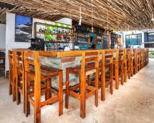 Lounge nebo bar v ubytování Brisas Del Mar Beach + Dive Resort