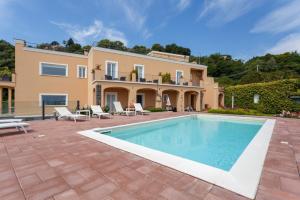Bazén v ubytování B&B Villa Etelka nebo v jeho okolí