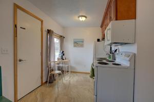 Kuchyň nebo kuchyňský kout v ubytování Westerly Motel