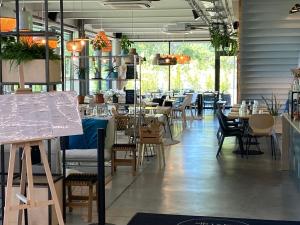 a restaurant with tables and chairs in a room at Appartement 2 pièces dans une résidence hôtelière Les Hameaux de Saint-Cyprien in Lecci