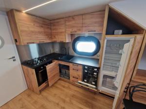 Hausboot KOMET Luxus und Natur pur max 5 Pers的厨房或小厨房