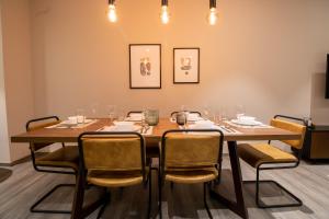 a dining room with a table and chairs at Capitalia Plaza Residences Reforma in Mexico City