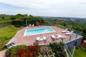 Bazén v ubytování B&B Villa Etelka nebo v jeho okolí