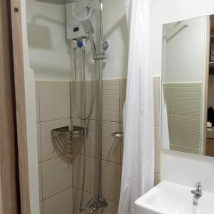 Koupelna v ubytování 1014 - Cavite Minimalist Condo with Resort-like Amenities & Hi Speed Wifi