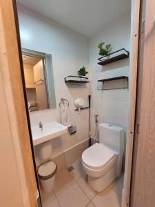 Koupelna v ubytování 1014 - Cavite Minimalist Condo with Resort-like Amenities & Hi Speed Wifi