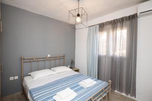 Giường trong phòng chung tại Merchia Bay Villas Mykonos