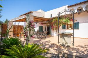a house with a courtyard with a fountain at Son Flor Agroturisme in Santa Margalida