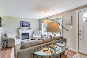 Μια τηλεόραση ή/και κέντρο ψυχαγωγίας στο Old Saybrook Home with Screened Porch and Ocean View!