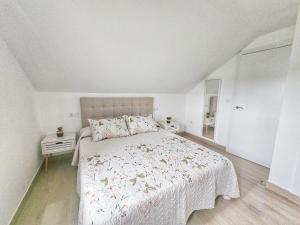ein Schlafzimmer mit einem großen Bett mit einer weißen Tagesdecke in der Unterkunft Casa Mar - Camariñas - Costa da Morte in A Coruña