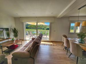 ein Wohnzimmer mit Sofa und Tisch in der Unterkunft Casa Mar - Camariñas - Costa da Morte in A Coruña