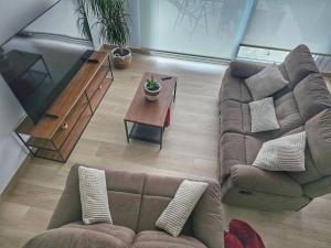 ein Wohnzimmer mit Sofa und Tisch in der Unterkunft Casa Mar - Camariñas - Costa da Morte in A Coruña