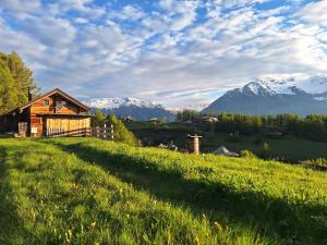 EischollChalet Bergtraum的山丘上的小屋,背景是群山