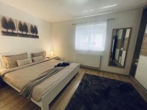 een slaapkamer met een groot bed en een spiegel bij Apartman Kiss in Jajce +35 foto's
