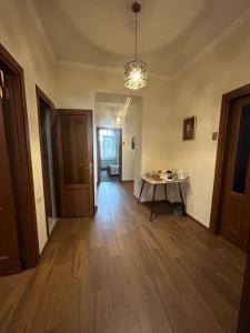 - un salon vide doté de parquet et d'une table dans l'établissement In Gyumri, à Gyumri